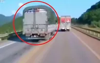 VIDEO: Xe tải vượt ẩu suýt gây tai nạn liên hoàn trên cao tốc