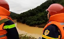 Tăng cường lực lượng tìm kiếm 16 nạn nhân mất tích ở thủy điện Rào Trăng 3 bằng đường thủy