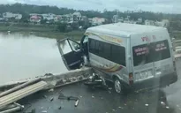 Xe khách lơ lửng trên thành cầu sau tai nạn liên hoàn