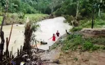 Vượt sông "cõng" lương thực hỗ trợ người dân vùng lũ