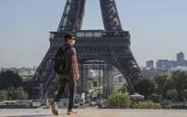 Người dân Paris đổ ra đường tận hưởng những giờ phút trước lệnh giới nghiêm