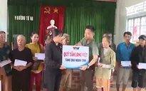 Quỹ Tấm lòng Việt và Đài THVN trao quà cho người dân thiệt hại do mưa lũ