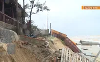 Kè biển hơn 30 tỷ đồng đang thi công bị sóng đánh sập