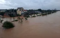 Mưa lớn, lũ lên, một số nơi tại Quảng Trị đã ngập sâu cả mét