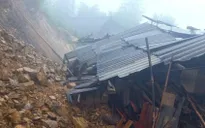 Quảng Trị: Sạt lở vùi lấp một ngôi nhà, 4 người mất tích