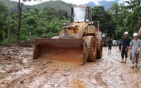 Chạy đua với thời gian để cứu người bị nạn do sạt lở đất ở Quảng Trị