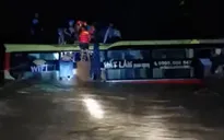 Nghẹt thở giải cứu 18 người trên xe khách bị lũ cuốn trôi trong đêm