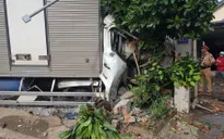 Xe tải tông nát xe máy, lao vào nhà nhà dân