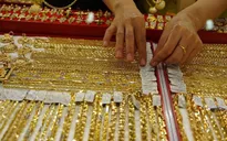 Giá vàng "tăng sốc" sau tin Tổng thống Trump mắc COVID-19
