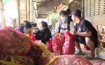 Nhóm thiện nguyện quyên góp hàng chục ngàn tấn rau cho trẻ cơ nhỡ