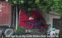 Xe container mất lái vì nổ lốp trước, đâm sầm vào nhà dân bên đường