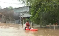 Quân đội, công an dầm mình trong mưa lũ cứu dân