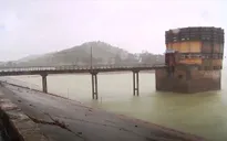 Chưa tính đến chuyện phá đập tràn bảo vệ đập chính của hồ Kẻ Gỗ