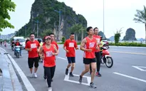 Chương trình chạy tiếp sức “Lên cùng Việt Nam” trích 1 tỷ đồng ủng hộ đồng bào bị lũ lụt ở miền Trung