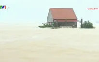 Quảng Bình trong biển nước lũ: Khi nóc nhà là nơi cao nhất để trú ẩn
