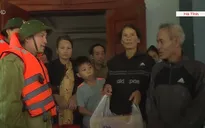 Ấm áp tình làng xóm đùm bọc, sẻ chia nơi “rốn” lũ