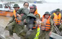 Tìm mọi cách để tiếp cận bà con bị cô lập trong lũ