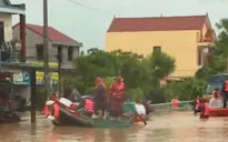 Quân đội, công an dốc sức cứu trợ người dân vùng lũ