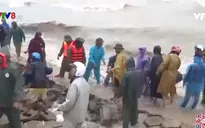 Hà Tĩnh: Sạt lở nghiêm trọng đê kè Cẩm Nhượng