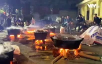 Người dân Hà Nội gói bánh chưng ủng hộ miền Trung