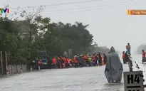 Mưa lũ tàn phá nặng nề giao thông miền Trung