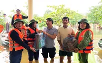 Trường học mênh mông nước, giáo viên tranh thủ tham gia cứu trợ