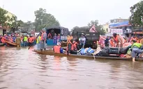 Làm sao để hàng cứu trợ đồng bào bị lũ lụt đến đúng người, phân bổ hợp lý?