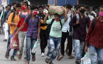 Người Ấn Độ tất bật đi làm trở lại vì nỗi lo "cơm áo gạo tiền"