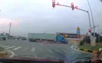 Vượt đèn đỏ, đôi nam nữ đi xe máy đâm ngang sườn xe container