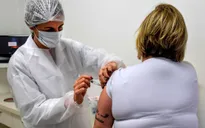 Mỹ: Sẵn sàng sử dụng vaccine COVID-19 cho nhóm người "được ưu tiên cao hơn" từ tháng tới