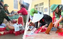 Quân đội hỗ trợ dọn dẹp trạm y tế, trường học sau lũ tại Hà Tĩnh