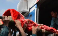 Trực thăng quân đội đưa 2 người dân ở vùng lũ Quảng Trị đi cấp cứu