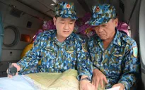 Trực thăng tiếp tế hơn 2 tấn lương thực cho nhân dân vùng lũ