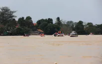 Quảng Bình vẫn bị nước lũ cô lập, người dân mong ngóng hàng cứu trợ