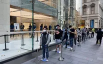 Bất chấp dịch COVID-19, dân tình vẫn xếp hàng dài chờ mua iPhone 12