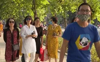 Người dân chủ quan với COVID-19, lực lượng chức năng quên... khẩu trang