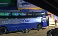 Xe khách đi sai phần đường đâm trực diện xe máy, 1 người tử vong