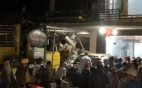 Ô tô tải nổ lốp, mất lái tông vào 4 nhà dân làm làm 6 người thương vong