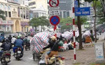 Nội thành Hà Nội lại ngập rác thải, bốc mùi 3 ngày chưa ai mang đi