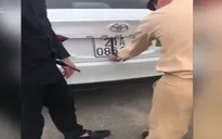 Dùng vỉ thuốc, băng keo... che biển số tránh phạt nguội