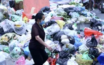 Rác “bủa vây” đường phố Hà Nội, tiền đền bù cho dân nằm ở đâu?