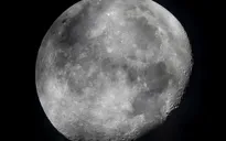 Phát hiện quan trọng của NASA: Tìm thấy nước trên bề mặt có ánh nắng chiếu vào của mặt trăng