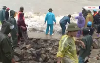 Nguy cơ vỡ tuyến đê Cẩm Nhượng (Hà Tĩnh)
