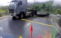 Xe tải mất lái, tông thẳng vào xe đầu kéo tại khúc cua trên đèo Bảo Lộc