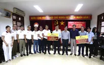 Ban tổ chức giải xe đạp VTV Cúp Tôn Hoa Sen 2020 trao ủng hộ 3 tỉnh miền Trung