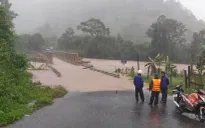 Nhiều nơi sạt lở nặng do mưa lũ