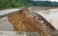 Bão số 9 gây hư hỏng, sạt lở và tắc đường nhiều tuyến quốc lộ qua miền Trung