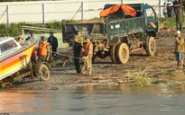 Giải cứu gần 20 công nhân mắc kẹt giữa dòng sông Trà Khúc
