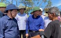 Bộ trưởng Bộ NN&PTNT: Tập trung cứu trợ, không để người dân lâm cảnh "màn trời chiếu đất"