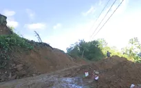 Mất điện, khối lượng đất đá lớn cản trở cứu hộ vụ sạt lở ở Quảng Nam